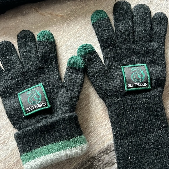 Wizarding World Harry Potter Slytherin Beanie and Gloves - Picture 5 of 6